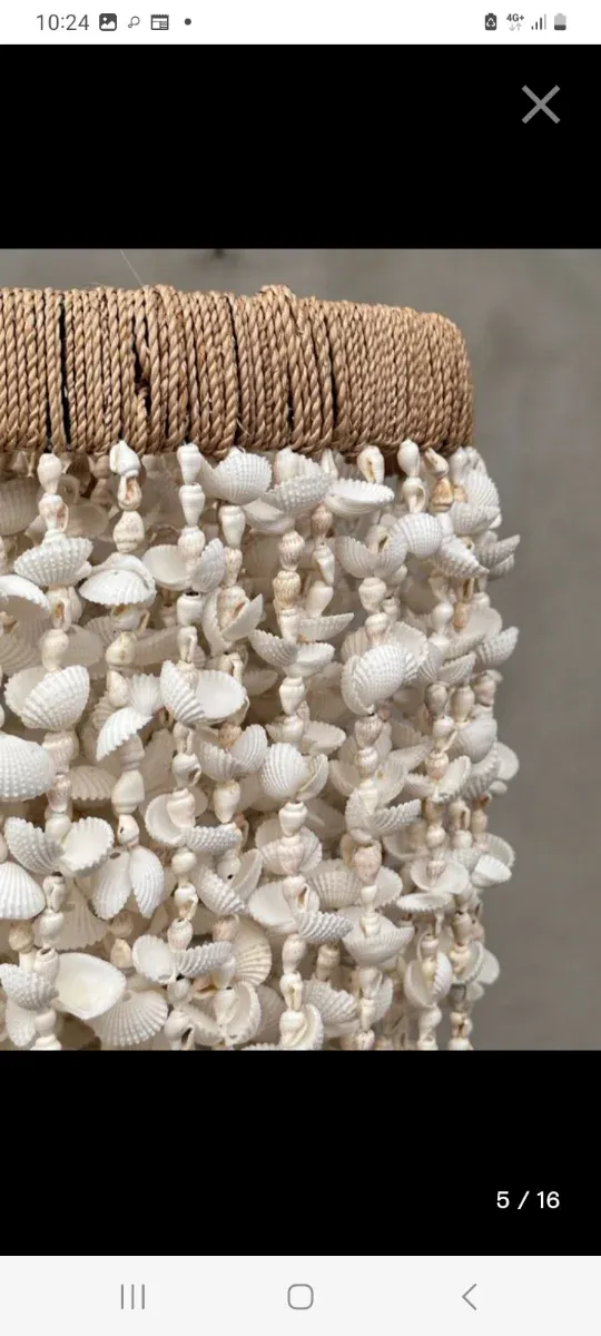 Lámpara de conchas marinas y madera