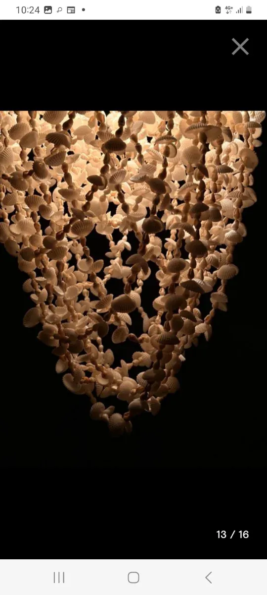 Lámpara de conchas marinas y madera