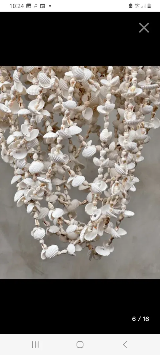 Lámpara de conchas marinas y madera