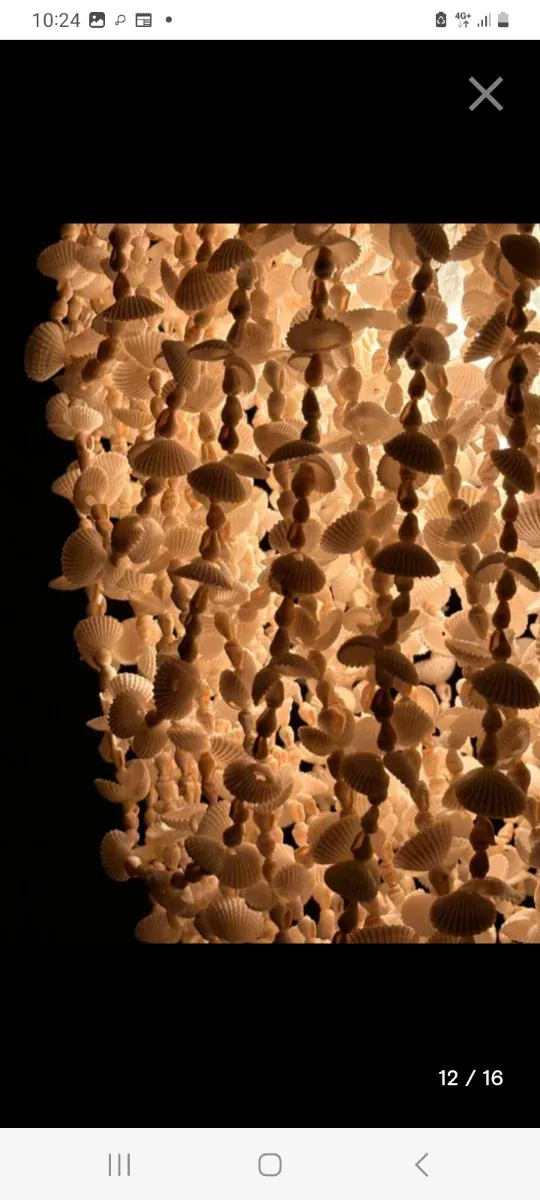 Lámpara de conchas marinas y madera