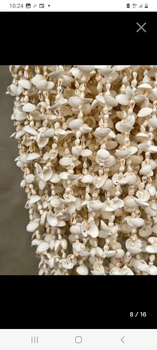 Lámpara de conchas marinas y madera