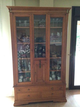 Vitrina de madera y cristal