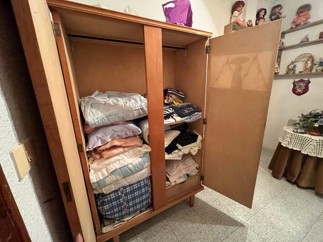 Armadio in legno a 2 ante