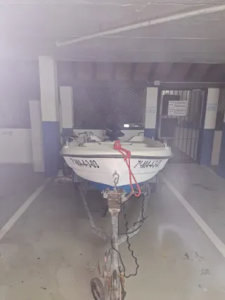 Lancha con remolque y motor