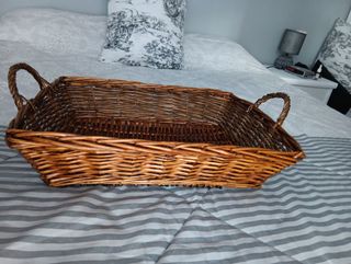 Cesta de mimbre con asas