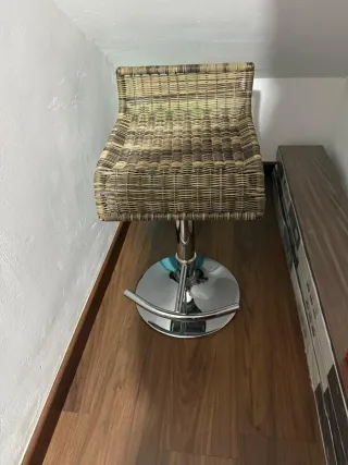 2 Taburetes de cocina mimbre y metal.