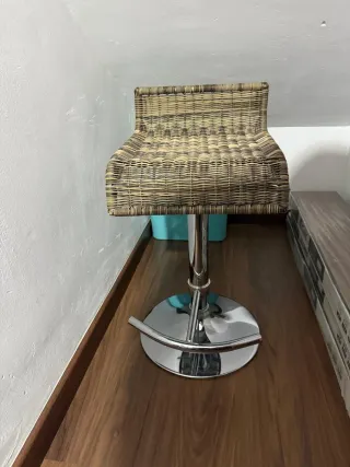 2 Taburetes de cocina mimbre y metal.