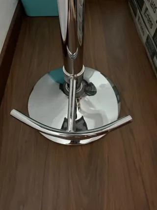 2 Taburetes de cocina mimbre y metal.