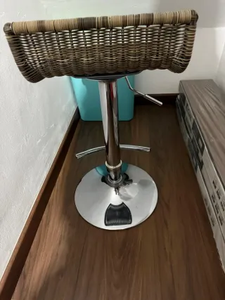 2 Taburetes de cocina mimbre y metal.