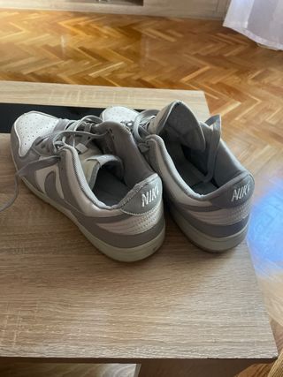 Zapatillas Nike grises y blancas