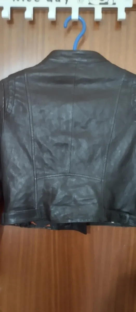 Chaqueta corta de piel negra