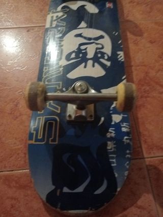 Monopatín con diseño gráfico