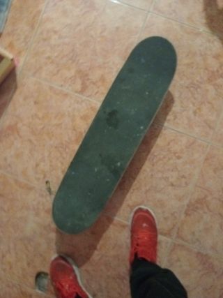 Monopatín con diseño gráfico