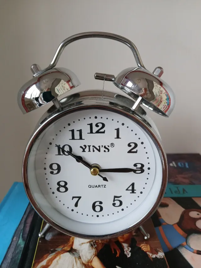 Reloj despertador clásico de mesa con pila