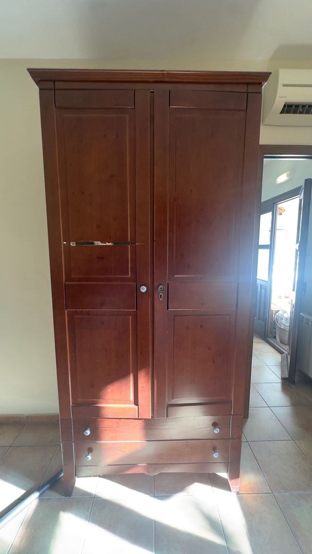 Armario de madera de nogal