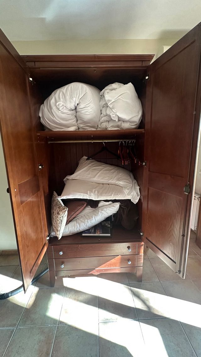 Armario de madera de nogal