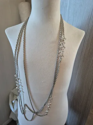 Collar largo plateado con cuentas