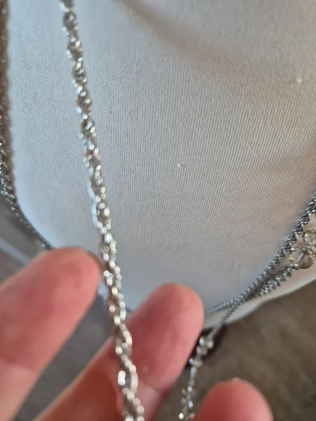 Collar largo plateado con cuentas