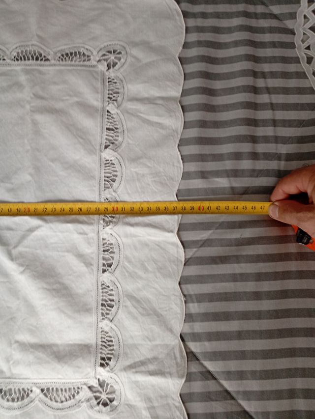 Manteles de tela beige y blanco