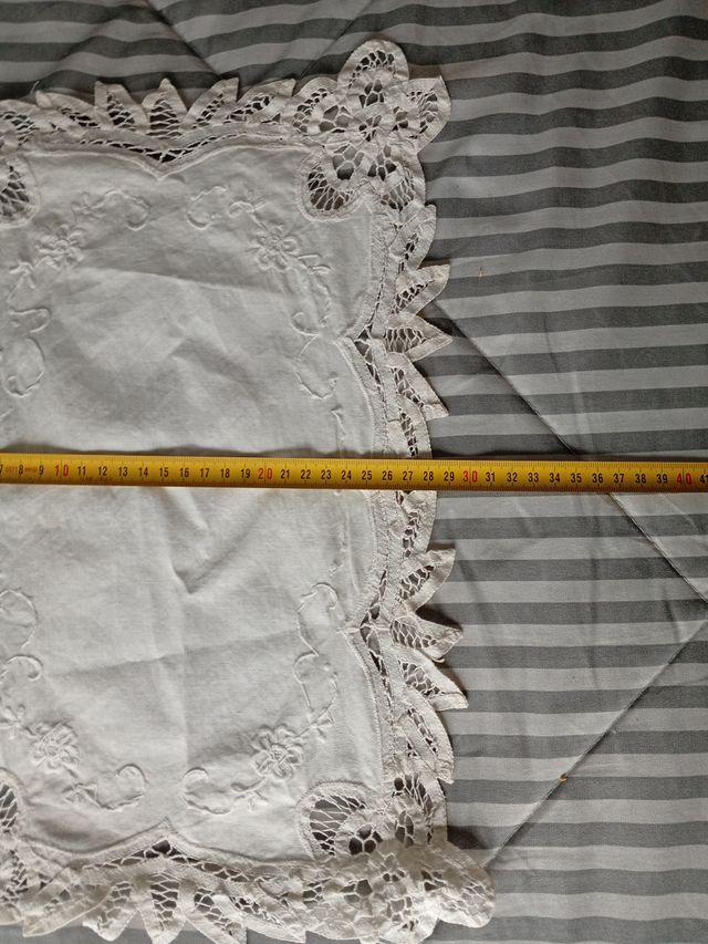 Manteles de tela beige y blanco