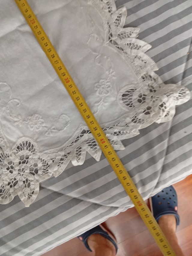 Manteles de tela beige y blanco