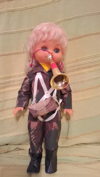 Muñeca legionaria con trompeta