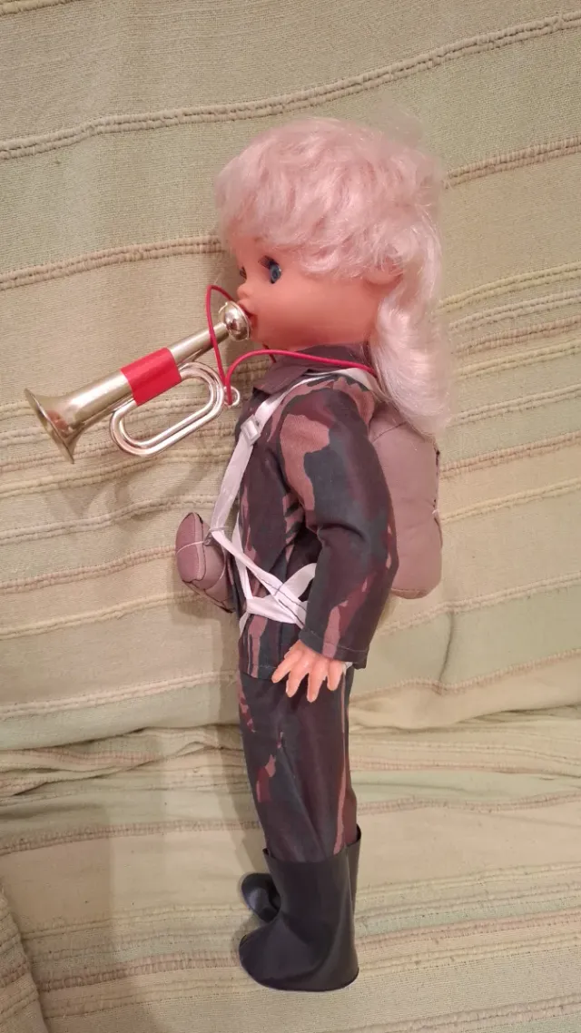 Muñeca legionaria con trompeta