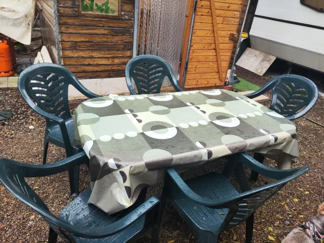 Mesa y 4 sillas de jardín de plástico