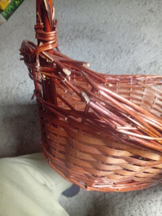 Cesta de mimbre con asa