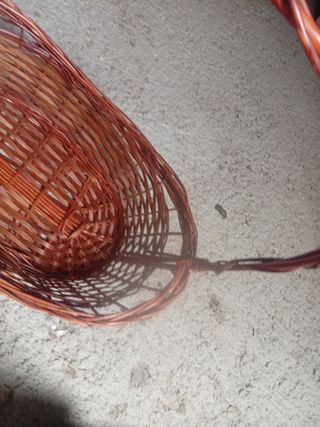 Cesta de mimbre con asa