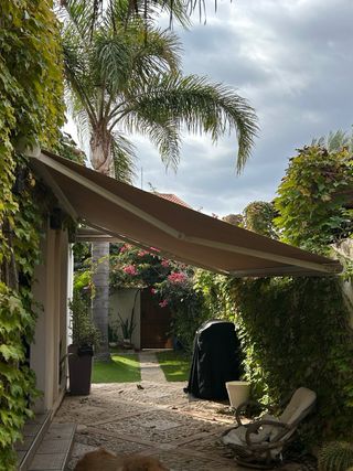 Toldo eléctrico retráctil exterior con cajón 2,80