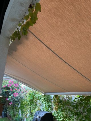 Toldo eléctrico retráctil exterior con cajón 2,80