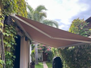 Toldo eléctrico retráctil exterior con cajón 2,80