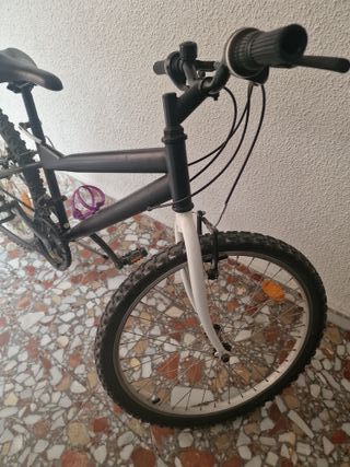Bicicleta de montaña negra