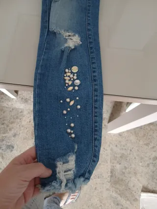 Pantalón vaquero roto con perlas
