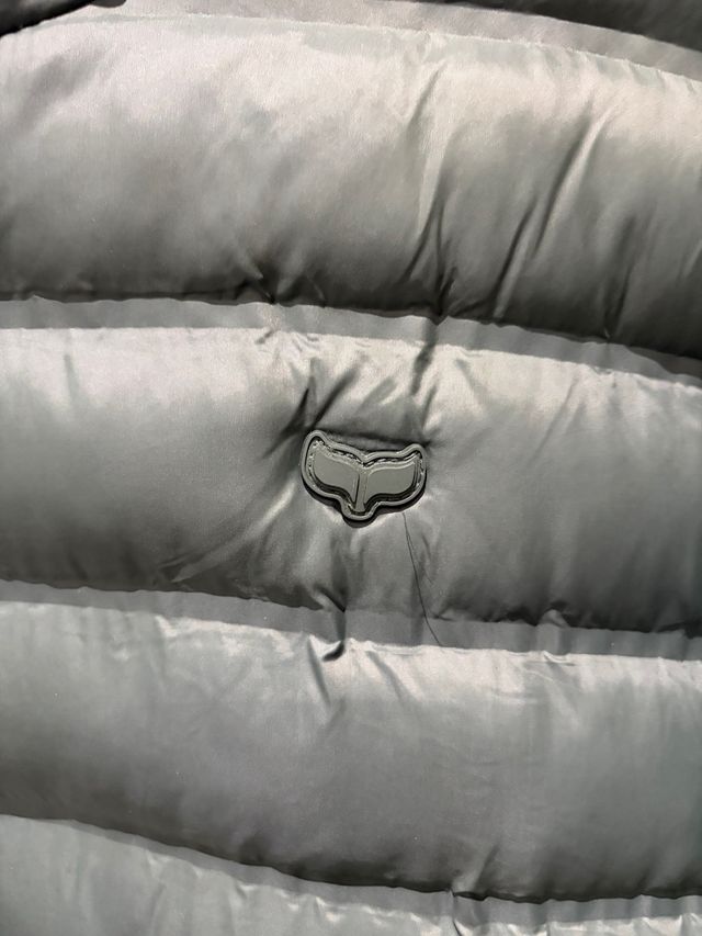 Chaqueta acolchada verde con capucha