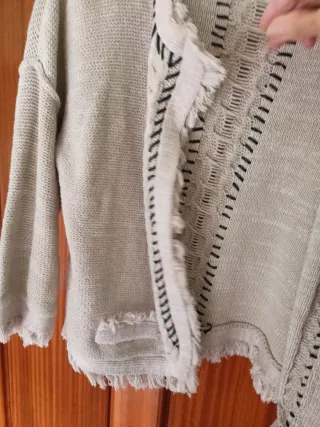 Chaqueta de punto beige con flecos