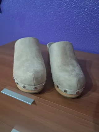 Zuecos beige ante talla 38 Corina