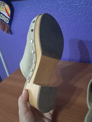 Zuecos beige ante talla 38 Corina