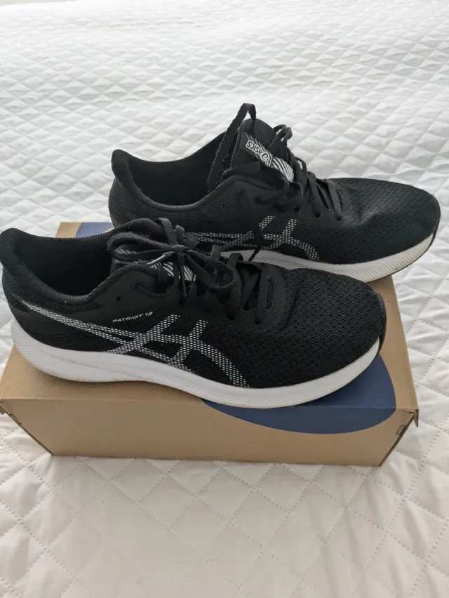 Zapatillas Asics Negras y Blancas