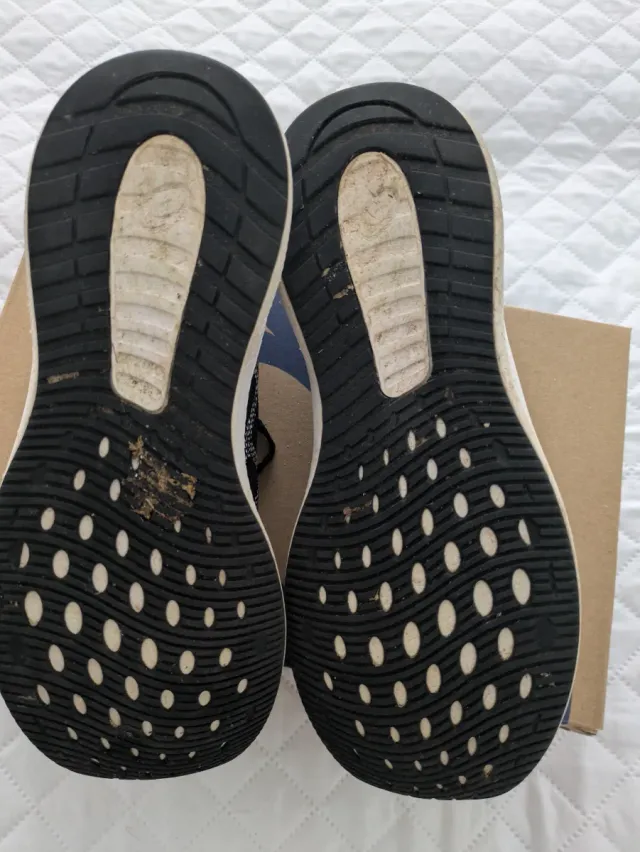 Zapatillas Asics Negras y Blancas