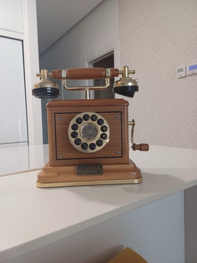 Telefono antico in legno e oro