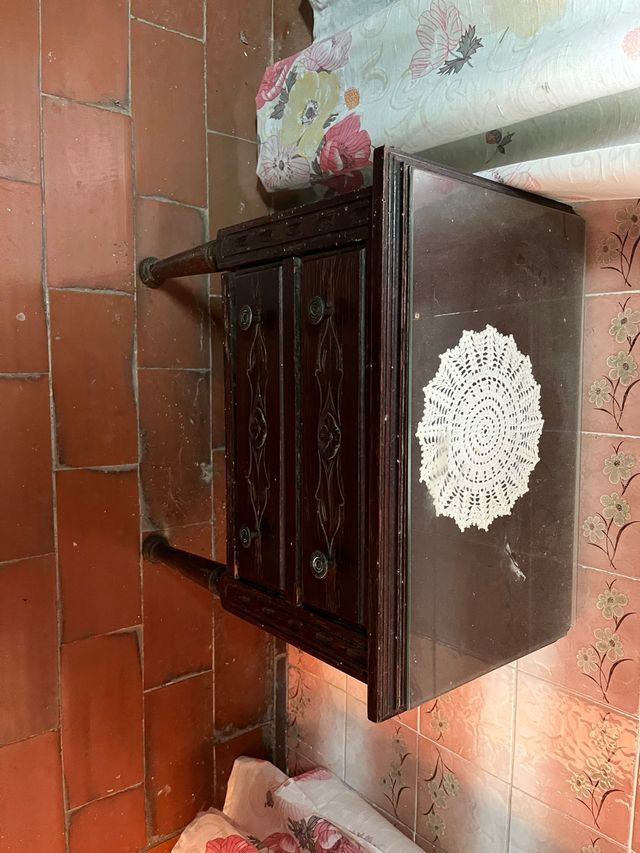 Comodino in legno con piano in vetro