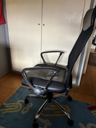 Silla de escritorio giratoria negra
