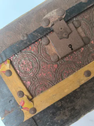 Baúl antiguo centenario metal y madera