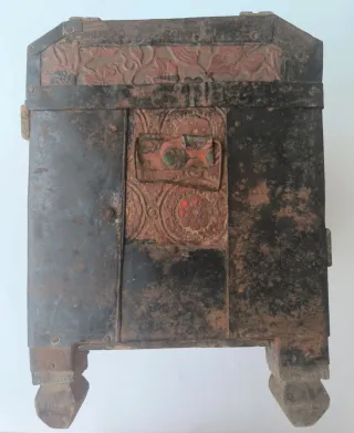 Baúl antiguo centenario metal y madera