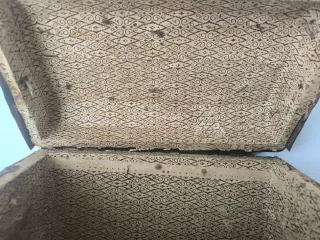 Baúl antiguo centenario metal y madera