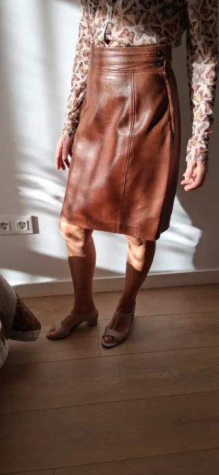 Falda de cuero marrón
