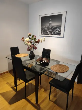 Mesa de comedor y 4 sillas