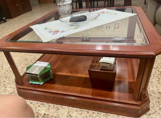Mesa de comedor de madera y cristal